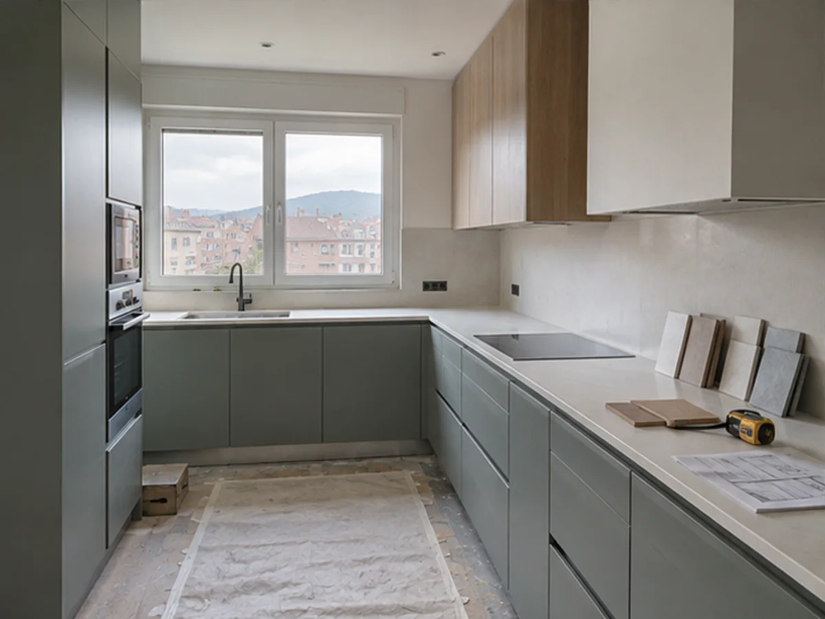 Reformas de cocinas en Oviedo con mobiliario actual y encimera clara